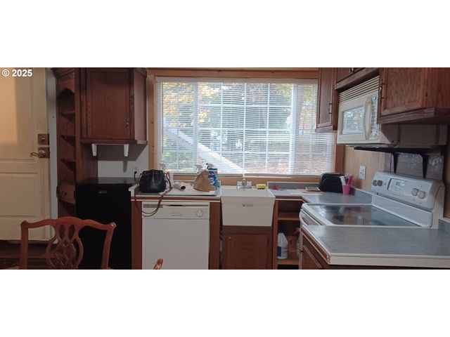 1740 Se RIVER FOREST Rd, Milwaukie, OR 97267