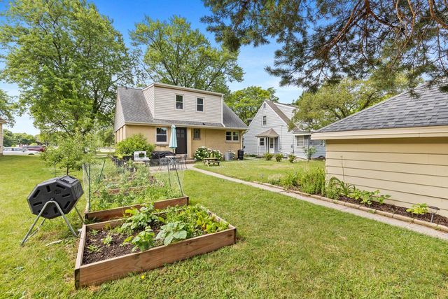 10156 W Montana AVENUE, West Allis, WI 53227