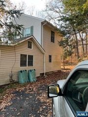 15 Deer Path, West Milford, NJ 07480