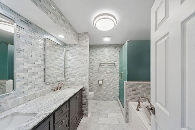 1772 Lancaster Way, Northbrook, IL 60062