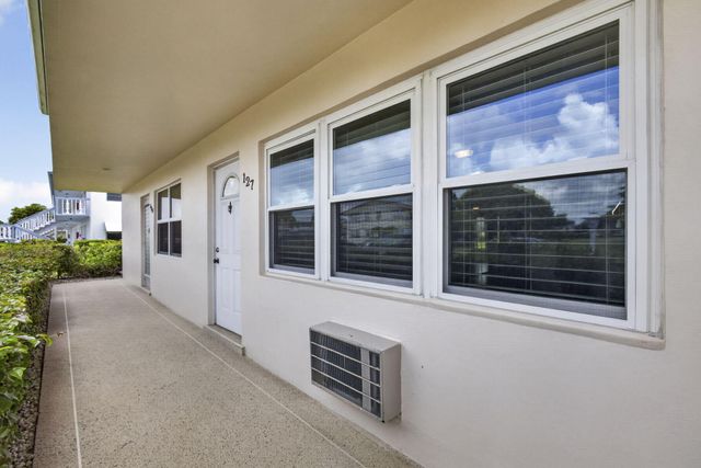 127 Chatham F, West Palm Beach, FL 33417