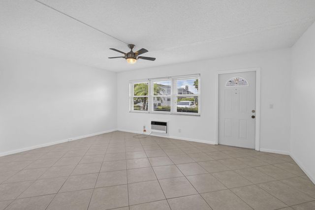 127 Chatham F, West Palm Beach, FL 33417