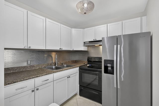 127 Chatham F, West Palm Beach, FL 33417