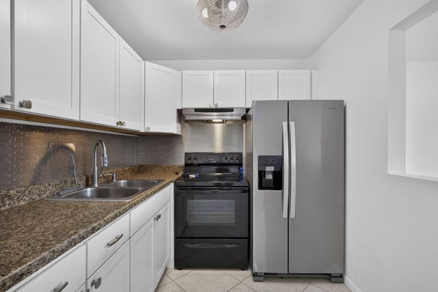 127 Chatham F, West Palm Beach, FL 33417