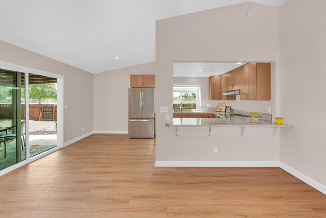 825 E Decatur Avenue, Fresno, CA 93720