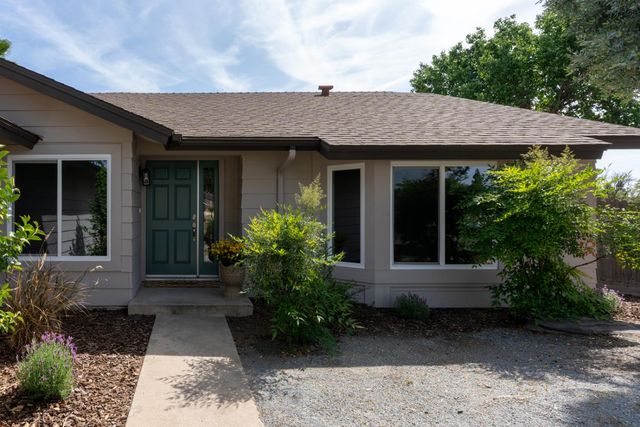 825 E Decatur Avenue, Fresno, CA 93720