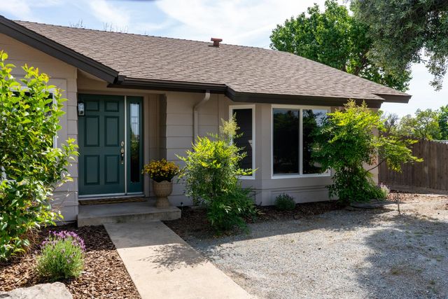 825 E Decatur Avenue, Fresno, CA 93720