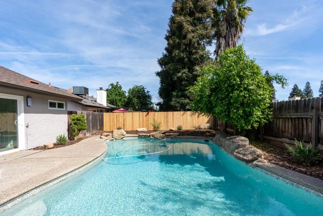 825 E Decatur Avenue, Fresno, CA 93720