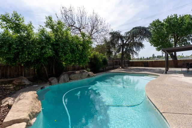 825 E Decatur Avenue, Fresno, CA 93720