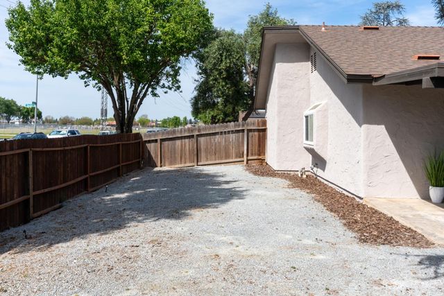 825 E Decatur Avenue, Fresno, CA 93720