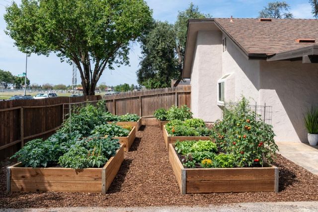 825 E Decatur Avenue, Fresno, CA 93720