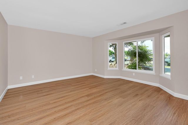 825 E Decatur Avenue, Fresno, CA 93720