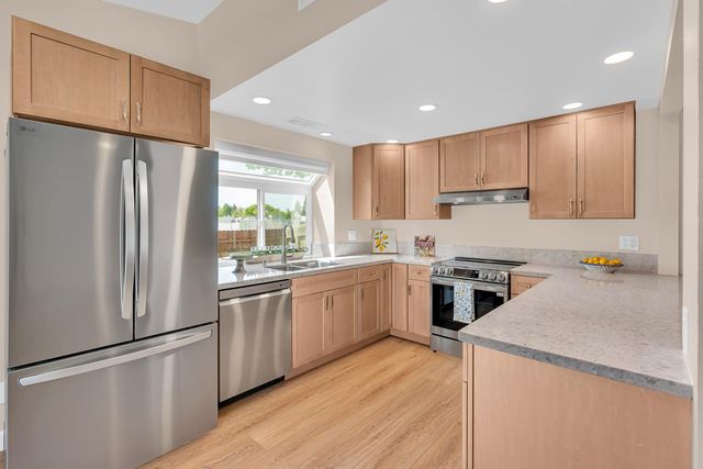 825 E Decatur Avenue, Fresno, CA 93720