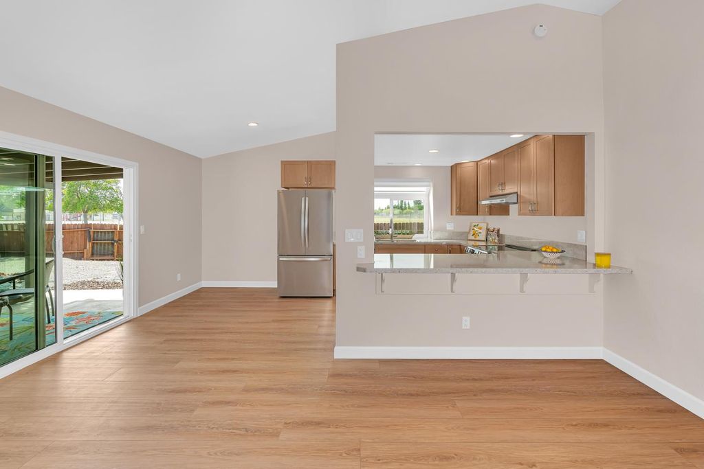 Image 12 of property listing at 825 E Decatur Avenue, Fresno, CA 93720