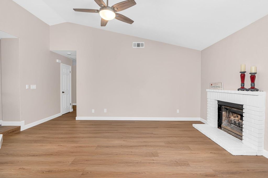 Image 16 of property listing at 825 E Decatur Avenue, Fresno, CA 93720