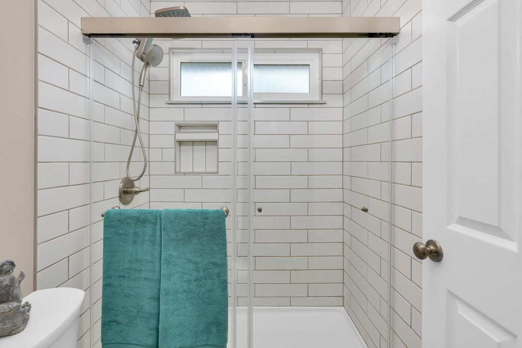 Image 21 of property listing at 825 E Decatur Avenue, Fresno, CA 93720