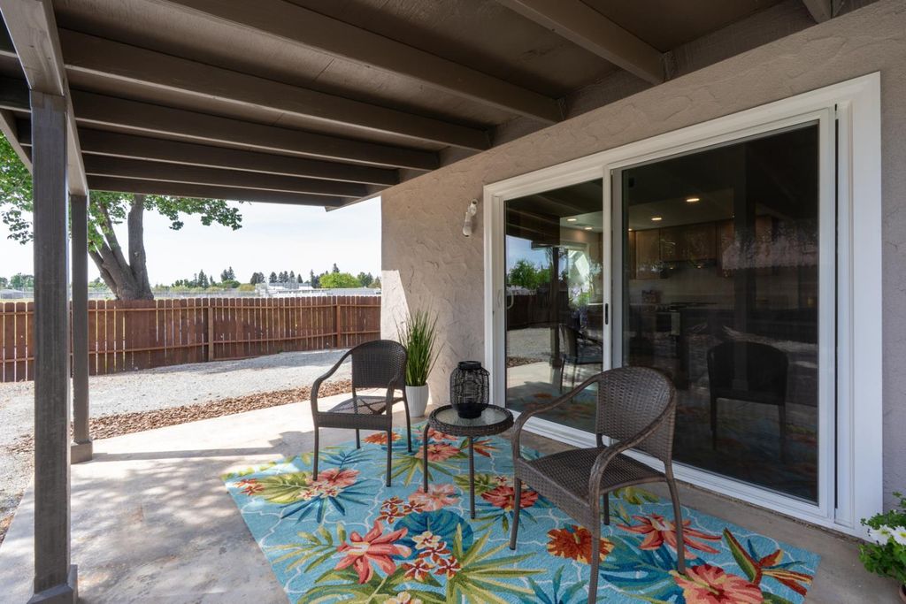 Image 29 of property listing at 825 E Decatur Avenue, Fresno, CA 93720