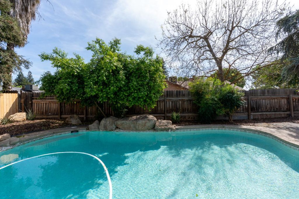 Image 31 of property listing at 825 E Decatur Avenue, Fresno, CA 93720