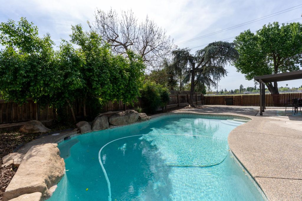 Image 32 of property listing at 825 E Decatur Avenue, Fresno, CA 93720