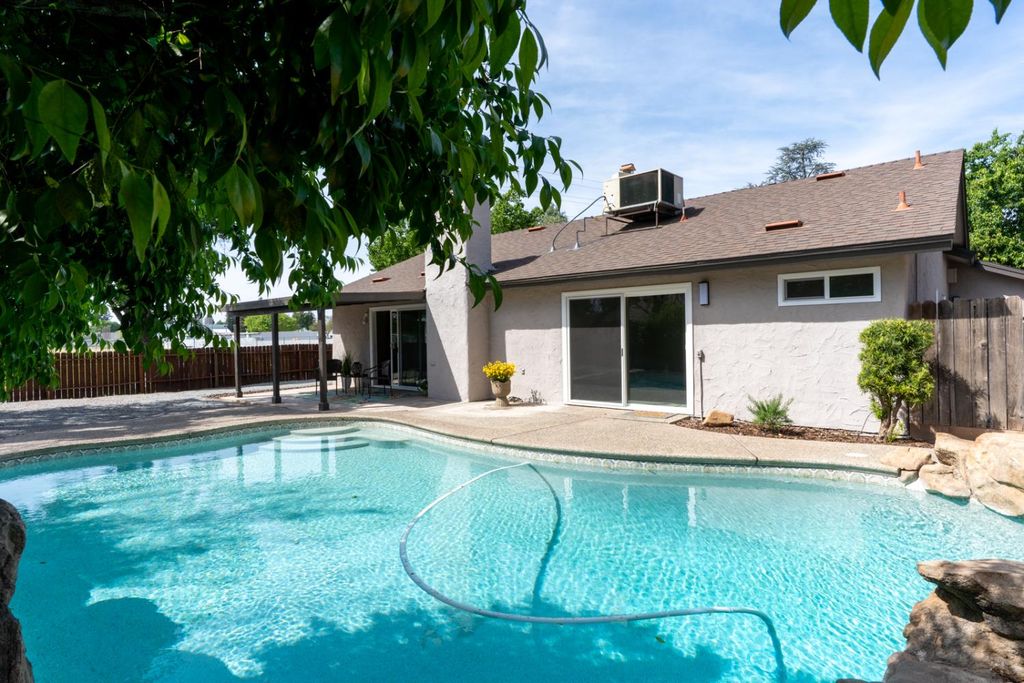 Image 33 of property listing at 825 E Decatur Avenue, Fresno, CA 93720