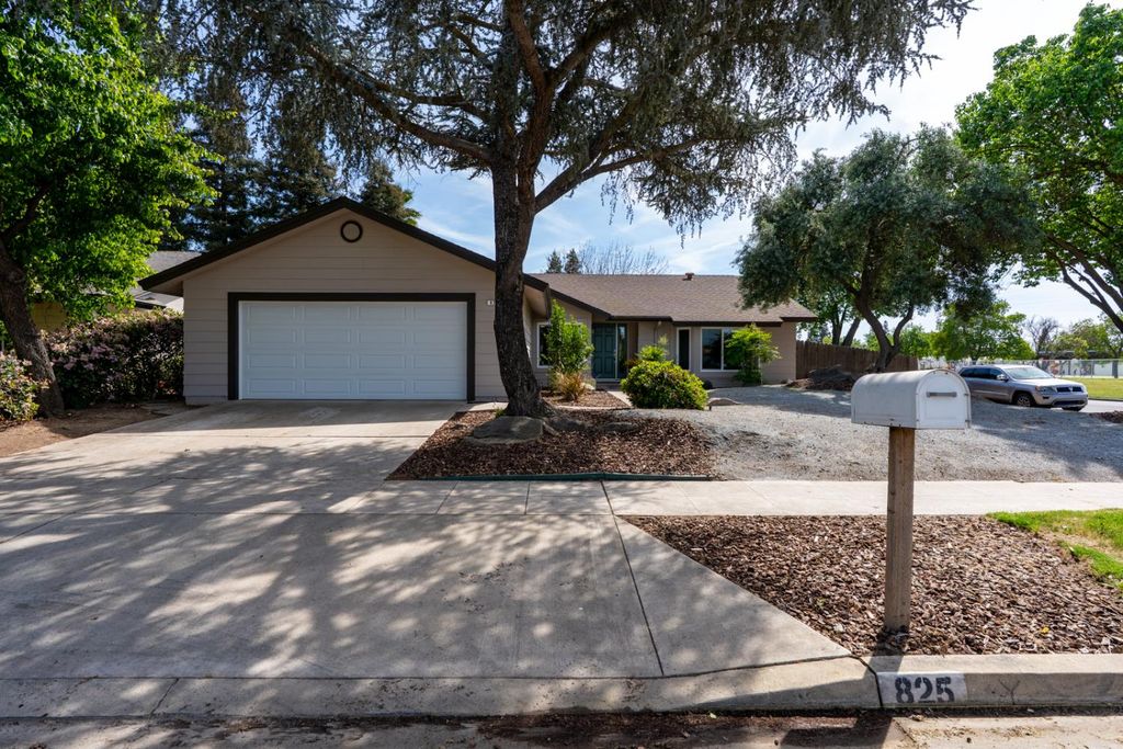 Image 4 of property listing at 825 E Decatur Avenue, Fresno, CA 93720