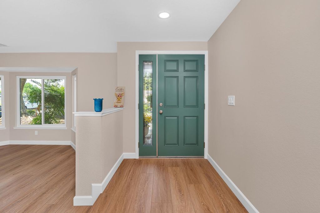 Image 5 of property listing at 825 E Decatur Avenue, Fresno, CA 93720