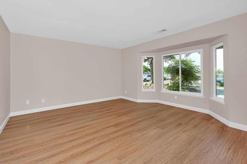 Image 7 of property listing at 825 E Decatur Avenue, Fresno, CA 93720