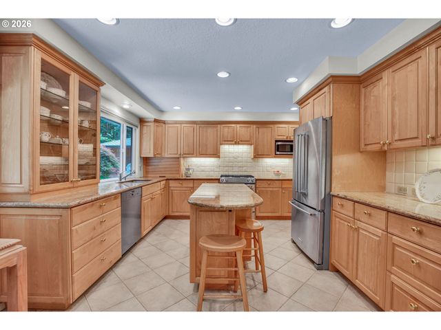 21 WESTMINSTER Dr, Lake Oswego, OR 97034