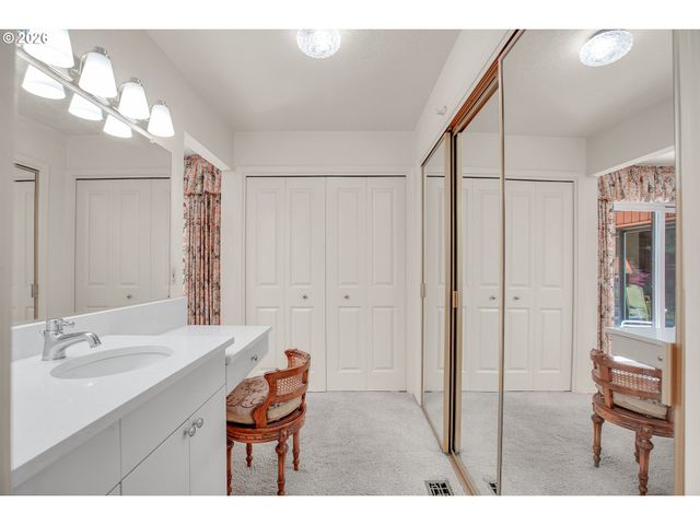 21 WESTMINSTER Dr, Lake Oswego, OR 97034