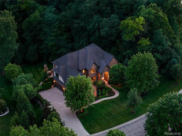 2761 Plum Creek Drive, Oakland Charter Township, MI 48363