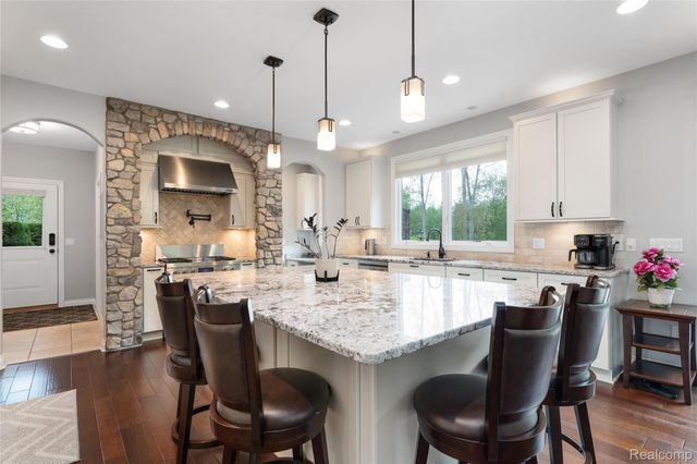 2761 Plum Creek Drive, Oakland Charter Township, MI 48363