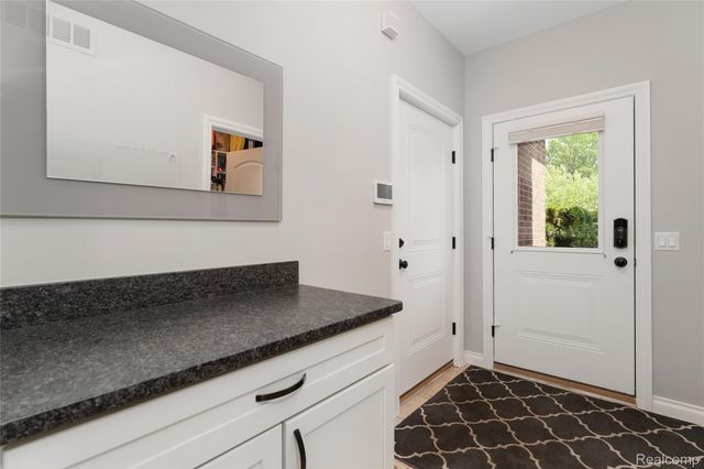 2761 Plum Creek Drive, Oakland Charter Township, MI 48363