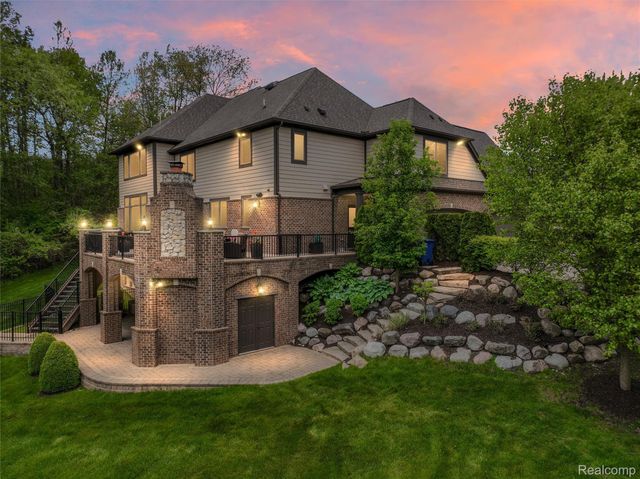 2761 Plum Creek Drive, Oakland Charter Township, MI 48363
