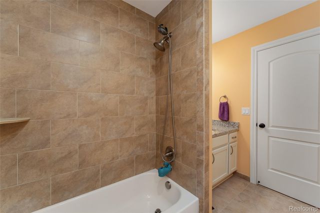 2761 Plum Creek Drive, Oakland Charter Township, MI 48363