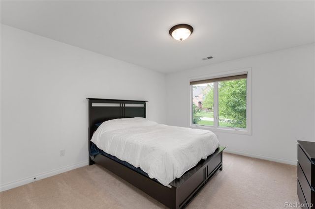 2761 Plum Creek Drive, Oakland Charter Township, MI 48363