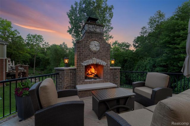 2761 Plum Creek Drive, Oakland Charter Township, MI 48363