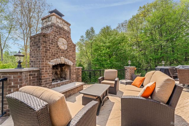 2761 Plum Creek Drive, Oakland Charter Township, MI 48363