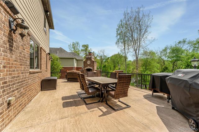 2761 Plum Creek Drive, Oakland Charter Township, MI 48363