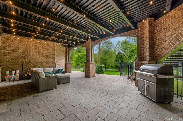 2761 Plum Creek Drive, Oakland Charter Township, MI 48363