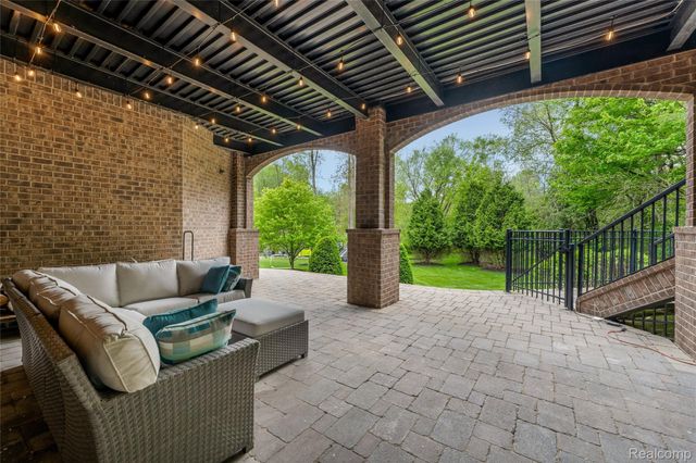 2761 Plum Creek Drive, Oakland Charter Township, MI 48363