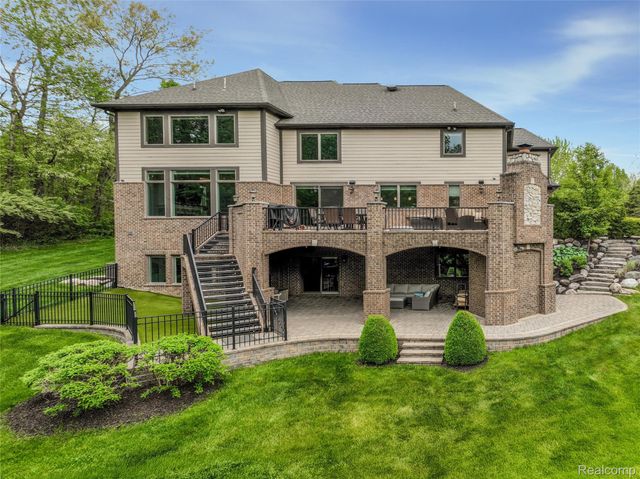 2761 Plum Creek Drive, Oakland Charter Township, MI 48363