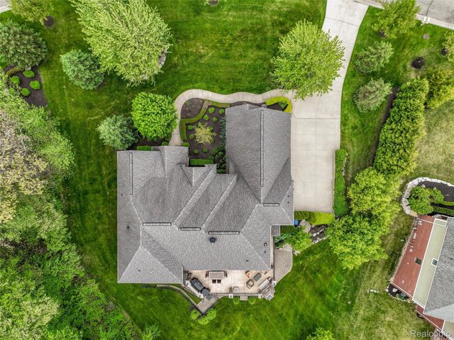 2761 Plum Creek Drive, Oakland Charter Township, MI 48363