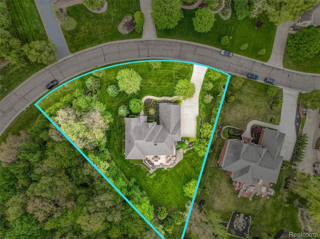 2761 Plum Creek Drive, Oakland Charter Township, MI 48363