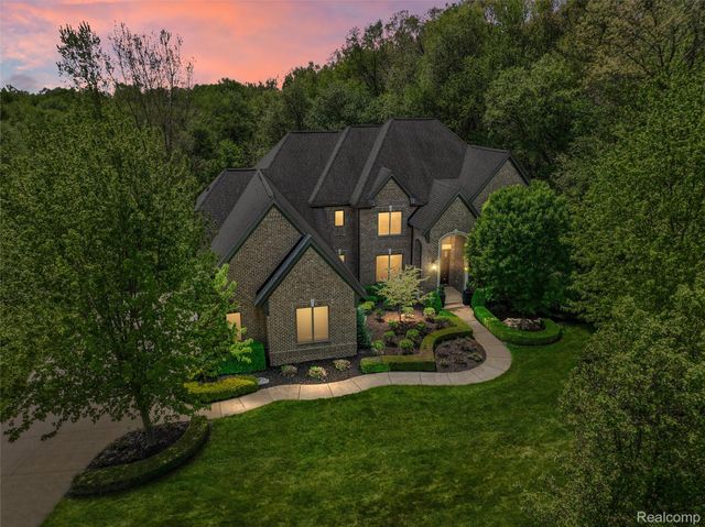 2761 Plum Creek Drive, Oakland Charter Township, MI 48363