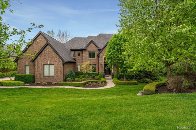 2761 Plum Creek Drive, Oakland Charter Township, MI 48363
