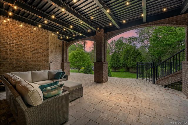 2761 Plum Creek Drive, Oakland Charter Township, MI 48363