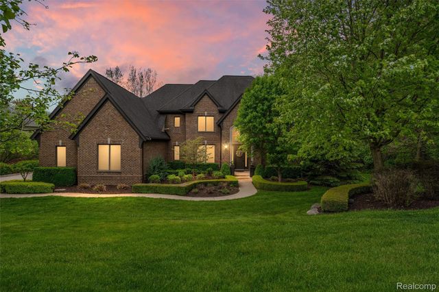 2761 Plum Creek Drive, Oakland Charter Township, MI 48363