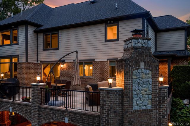 2761 Plum Creek Drive, Oakland Charter Township, MI 48363