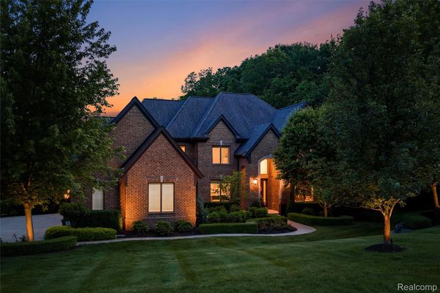 2761 Plum Creek Drive, Oakland Charter Township, MI 48363