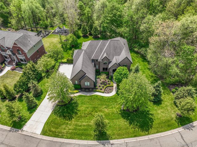 2761 Plum Creek Drive, Oakland Charter Township, MI 48363